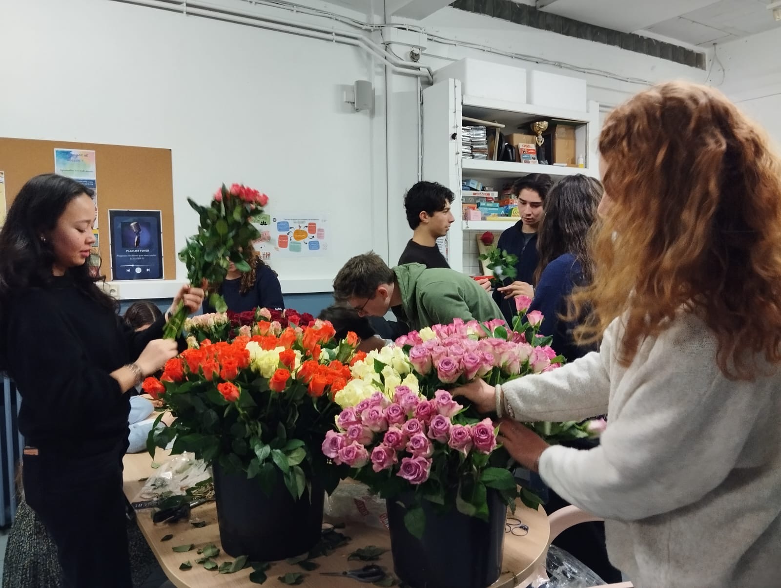 BDE qui prépare la distribution de roses