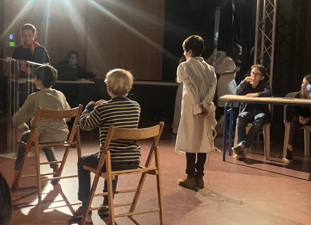Troupe de théâtre des 6èmes qui jouent