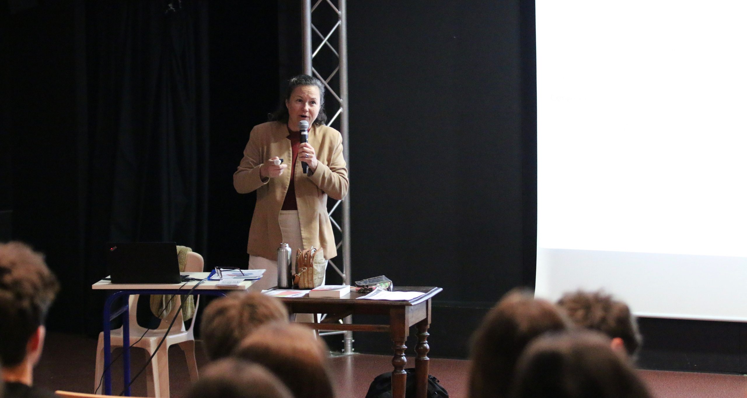 Docteure Anne Ducanda pendant la conférence