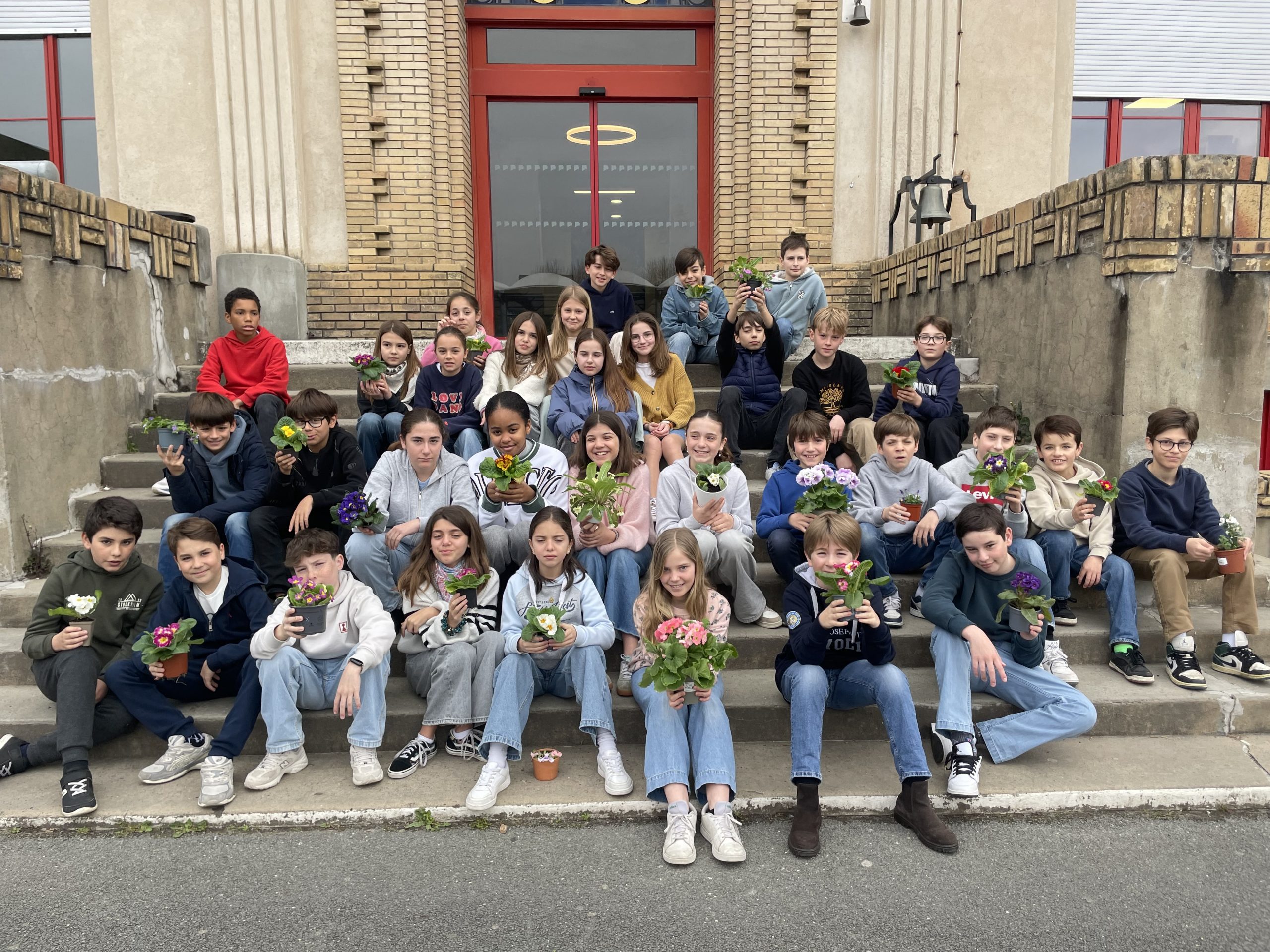 Groupe d'élèves avec un bouquet à la main