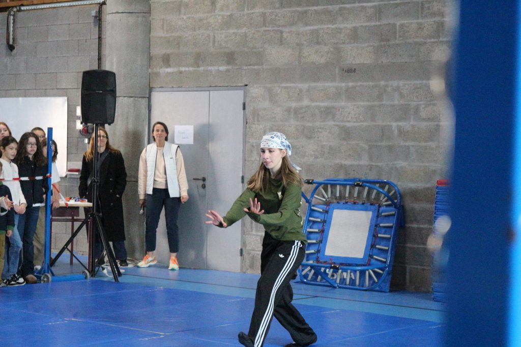 Fille qui danse le hip hop