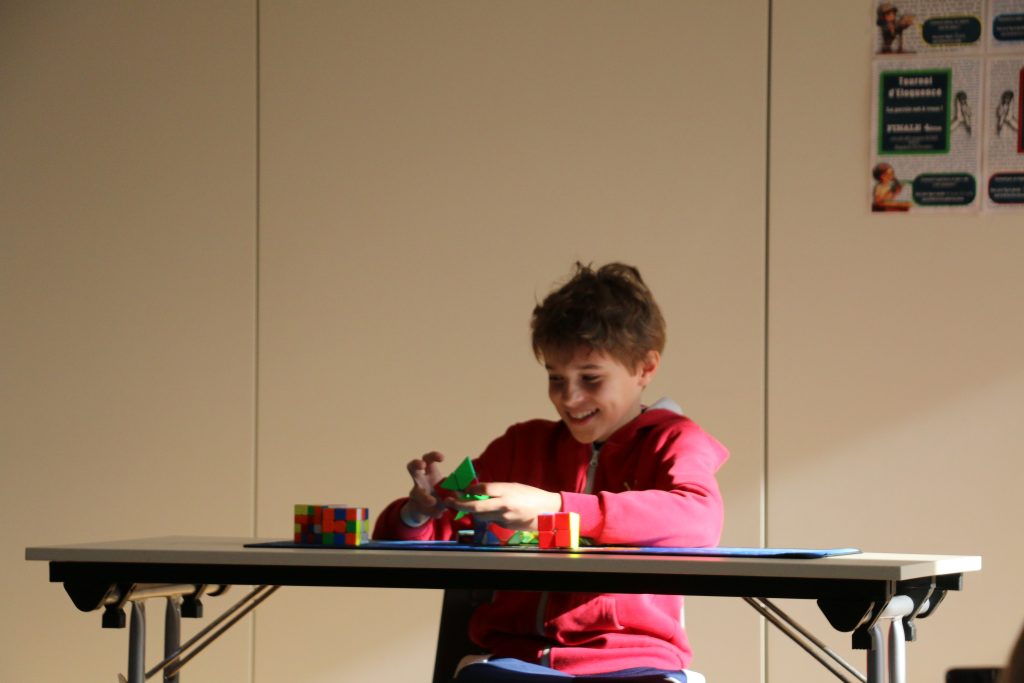 Garçon qui résout un rubiks cube