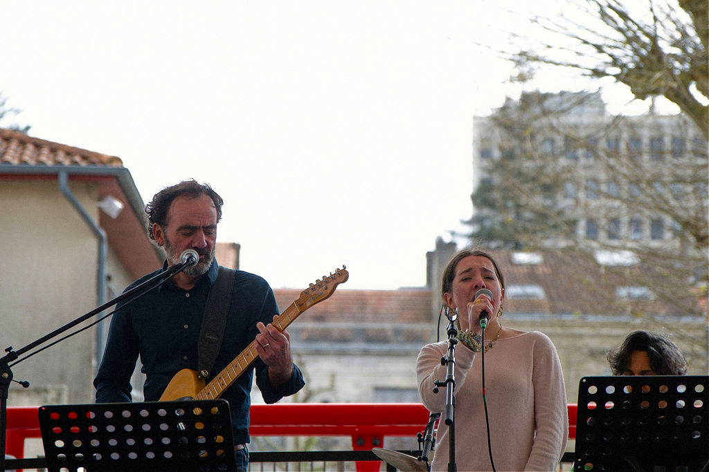 M. Monfollet et une élève qui chantent sur la Scène Rock